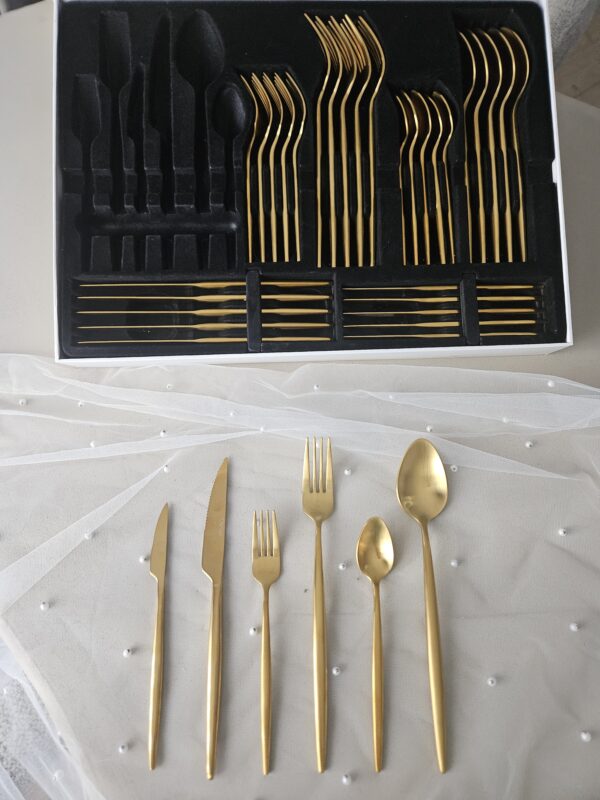 20250928_173636 Coffret de couverts dorés (36 pièces - 6 personnes)
