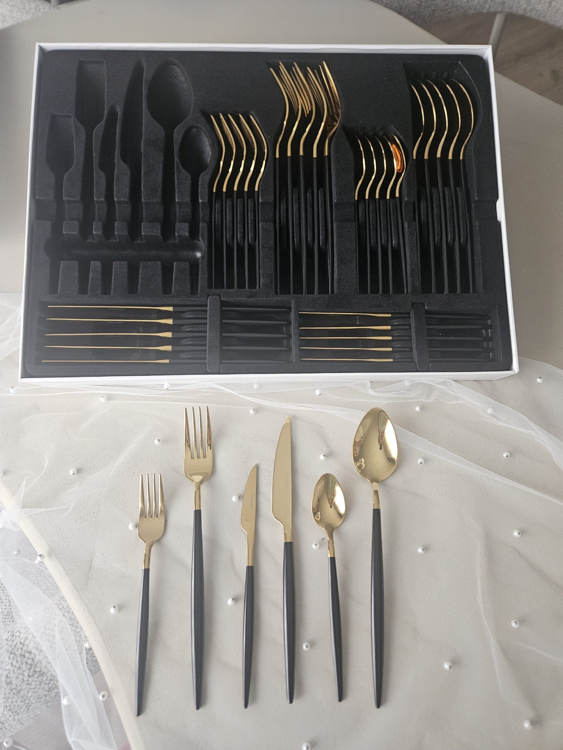 Coffret de couverts dorés manches nacrés effet opale noire (36 pièces - 6 personnes)