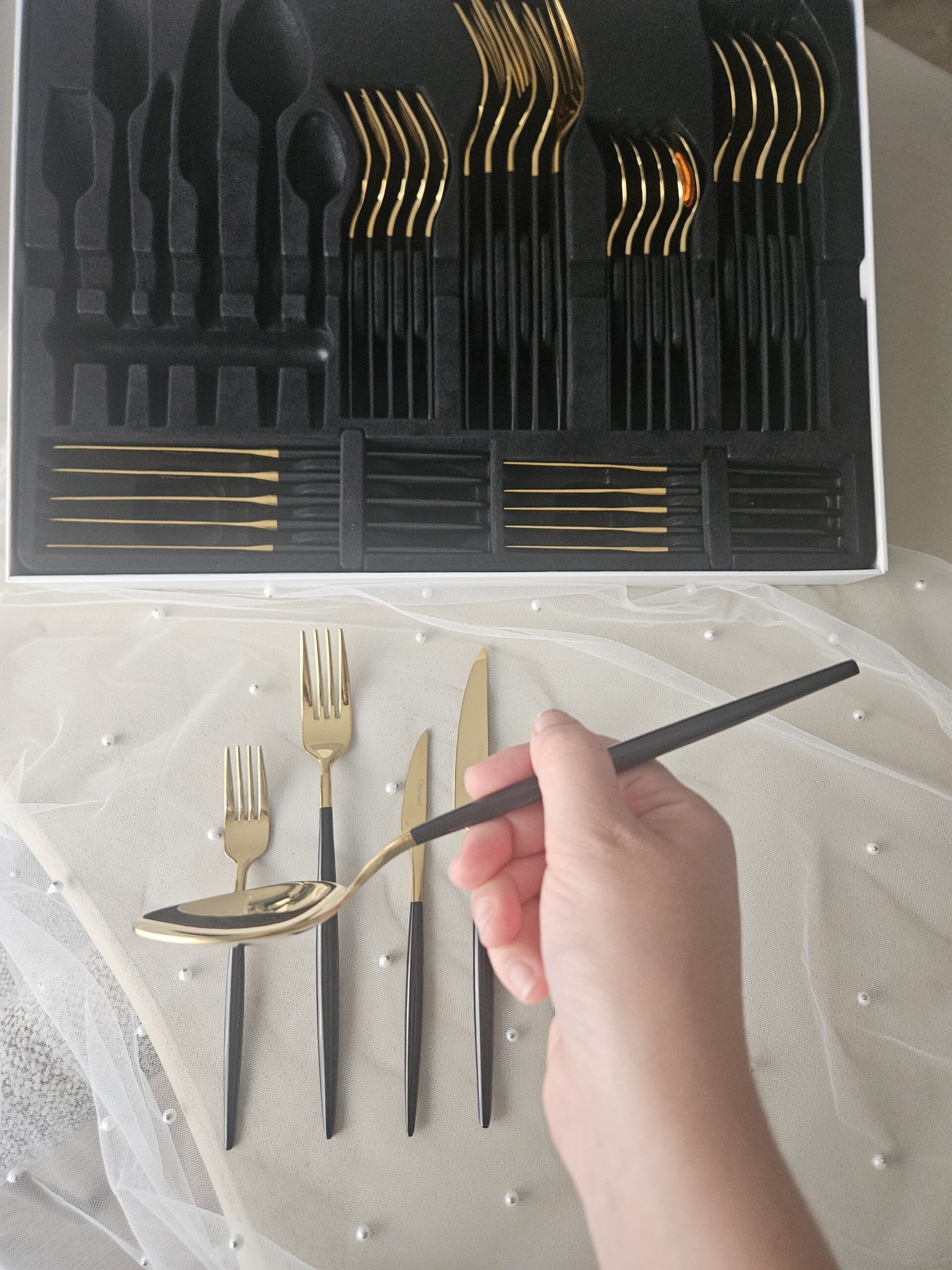 Coffret de couverts dorés manches nacrés effet opale noire (36 pièces - 6 personnes) – Image 2