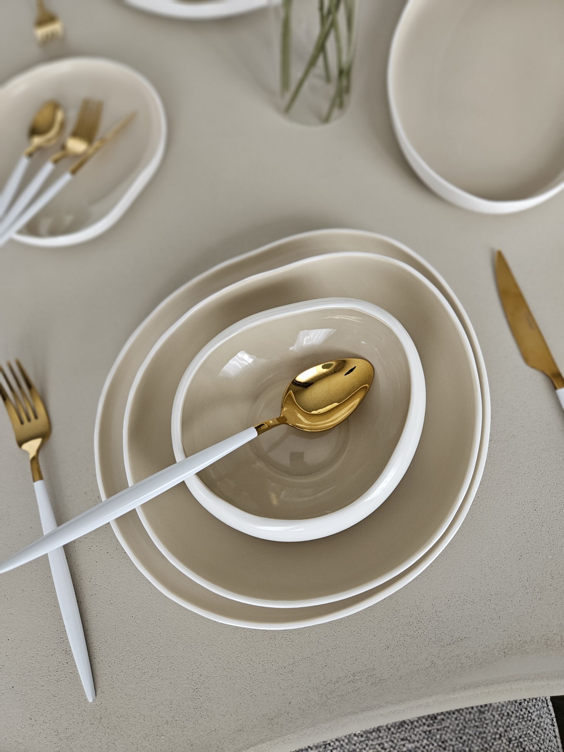 Service de table haut de gamme en porcelaine fine couleur sable avec assiettes élégantes, couverts en inox et verres design – Collection Sable d’Élégance Table d’Exception