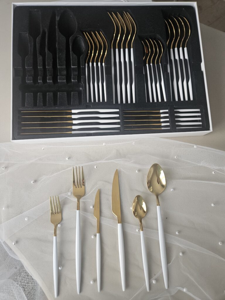 Coffret de couverts dorés manches nacrés effet opale blanche (36 pièces - 6 personnes)