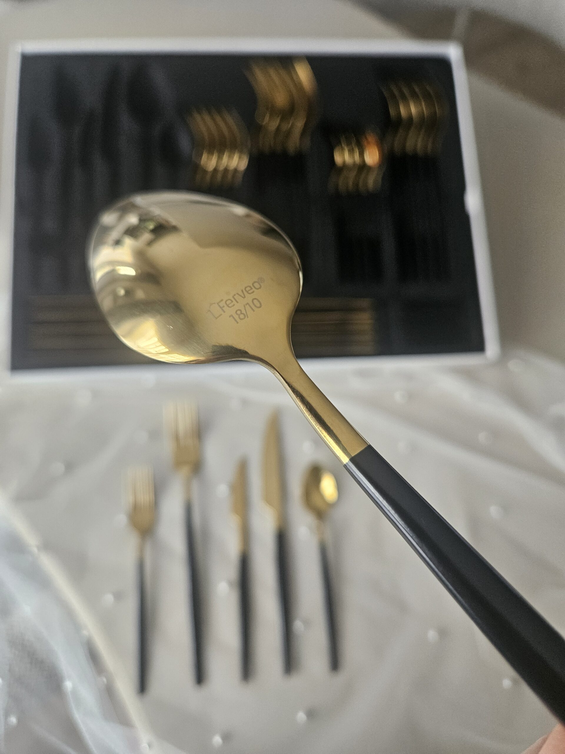 Coffret de couverts dorés manches nacrés effet opale noire (36 pièces - 6 personnes) – Image 3