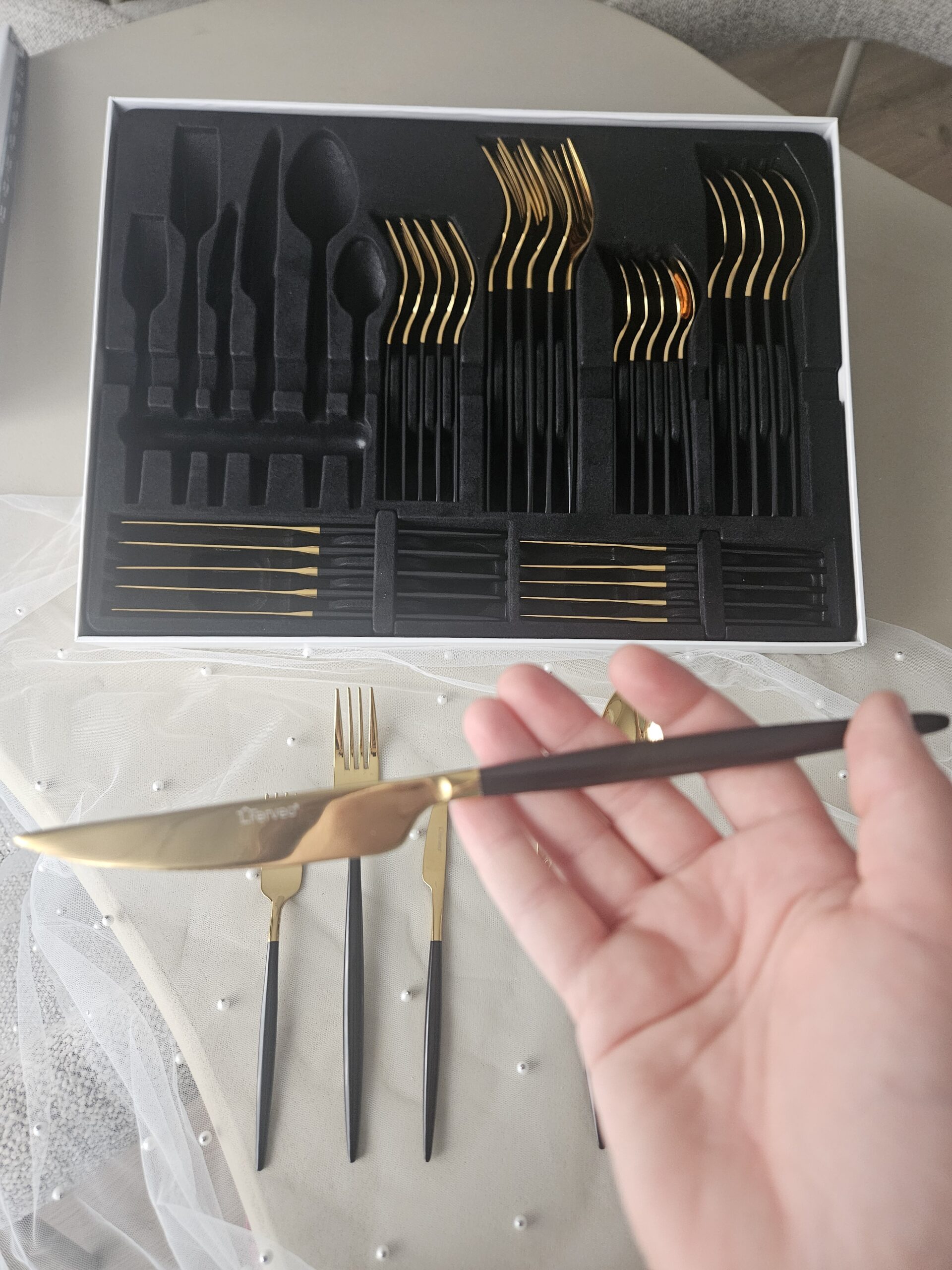 Coffret de couverts dorés manches nacrés effet opale noire (36 pièces - 6 personnes) – Image 4