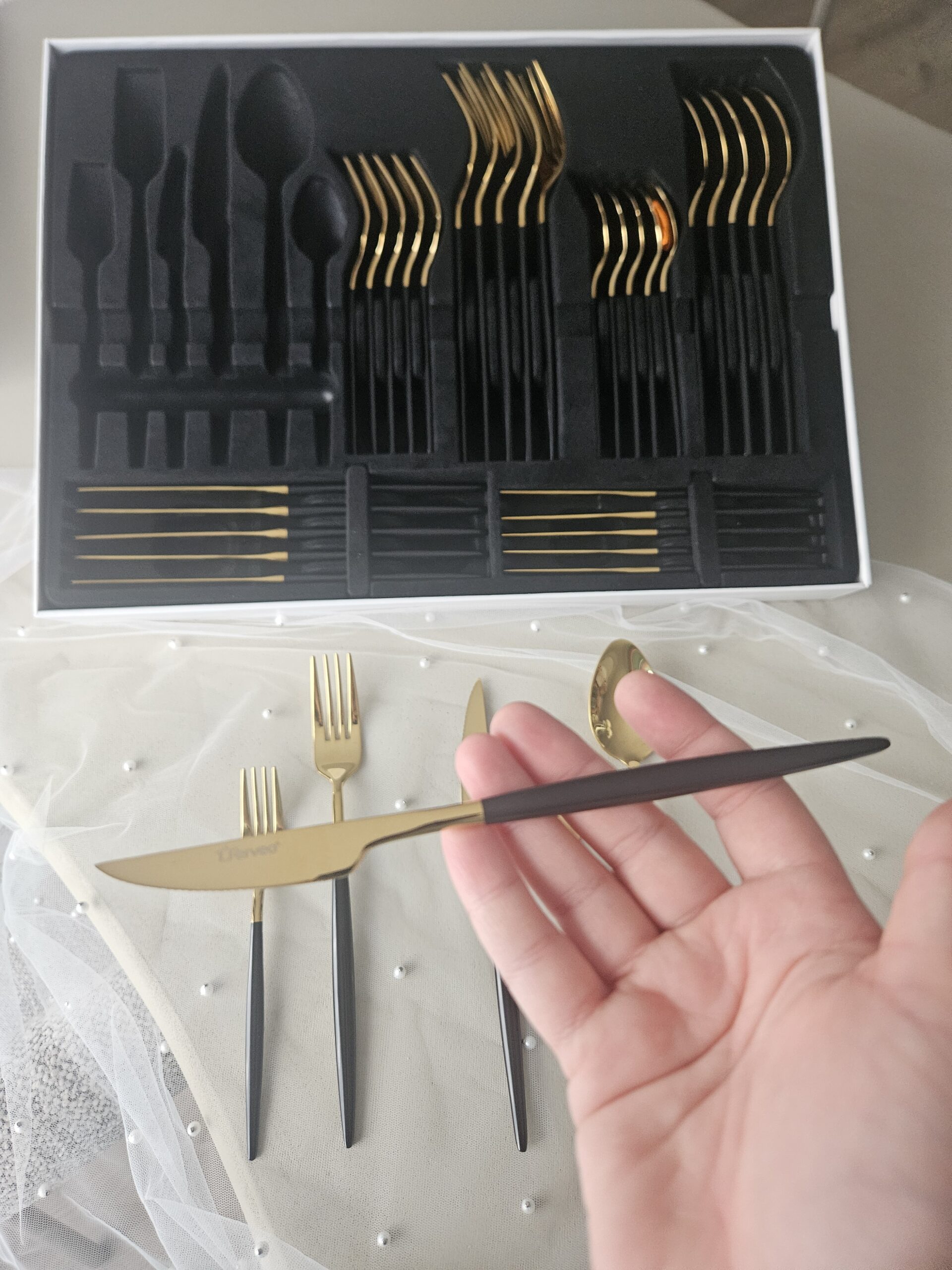 Coffret de couverts dorés manches nacrés effet opale noire (36 pièces - 6 personnes) – Image 5