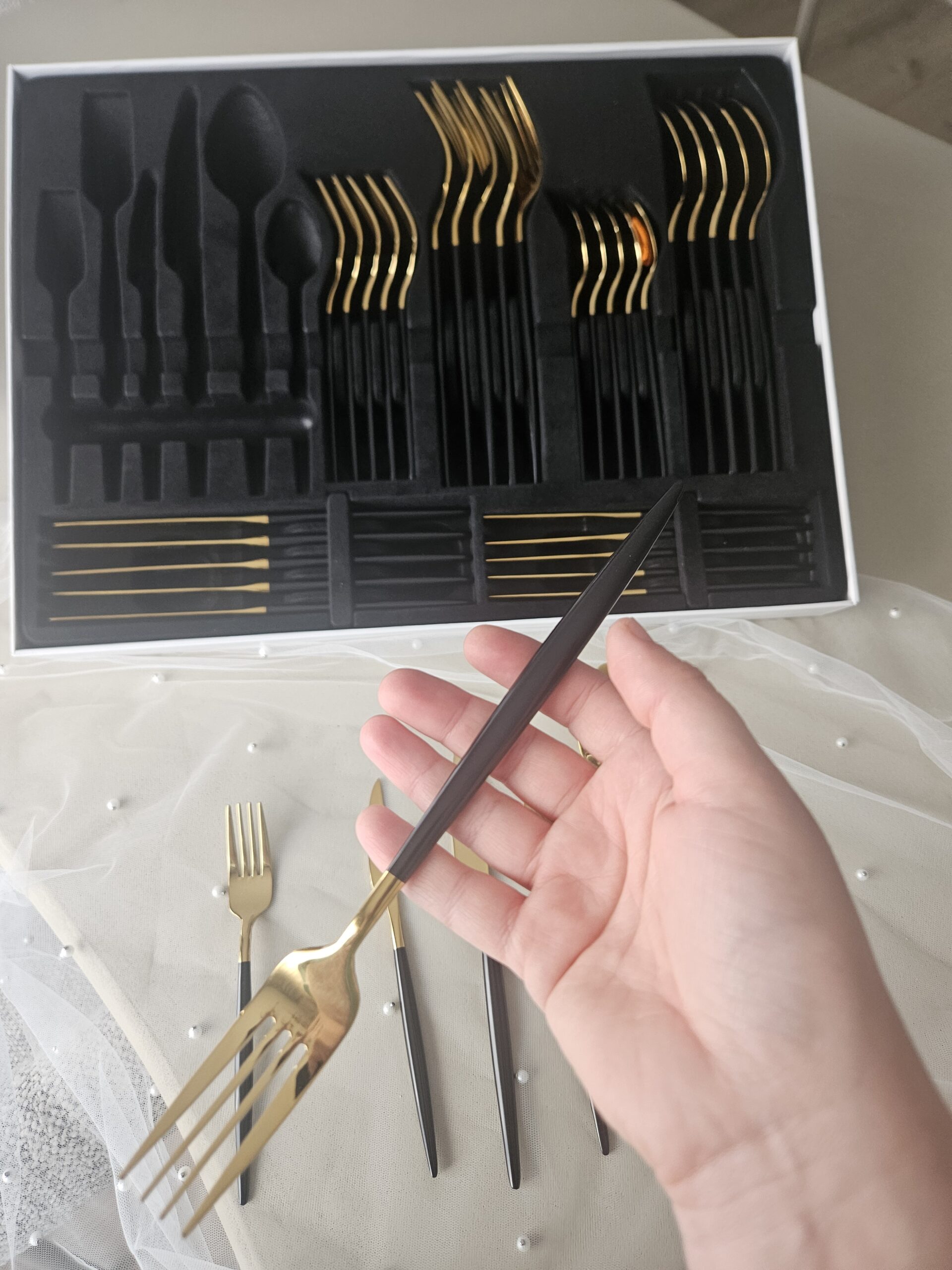 Coffret de couverts dorés manches nacrés effet opale noire (36 pièces - 6 personnes) – Image 6