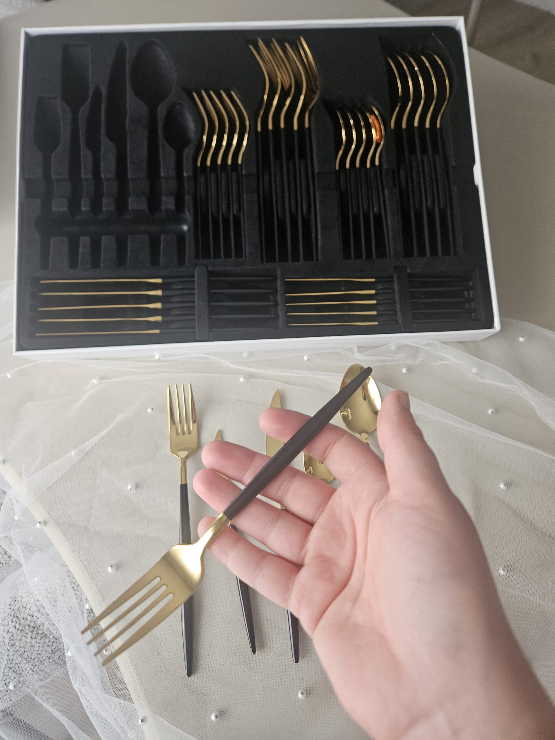 Coffret de couverts dorés manches nacrés effet opale noire (36 pièces - 6 personnes) – Image 7