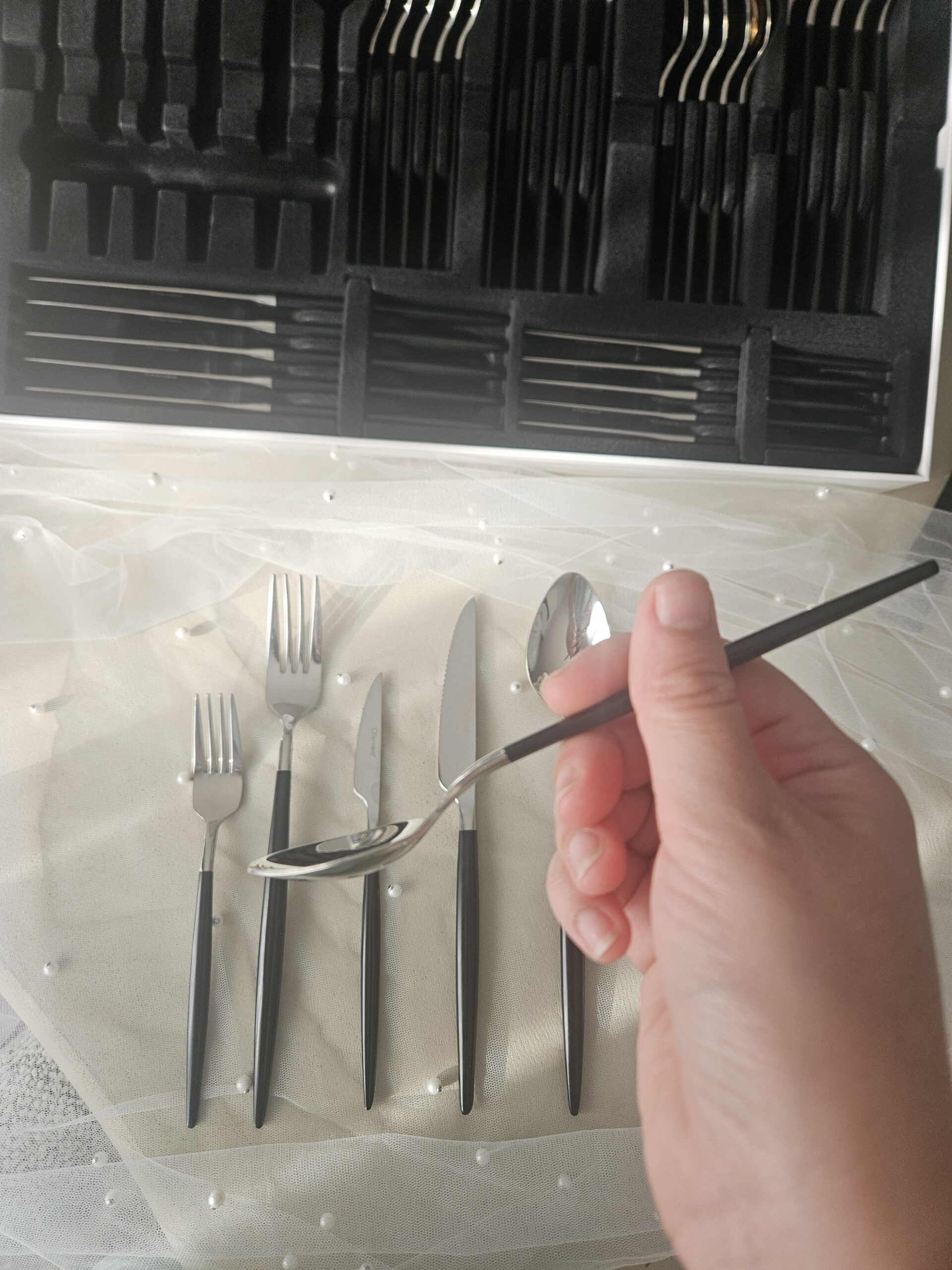 Coffret de couverts argentés manches nacrés effet opale noire (36 pièces - 6 personnes) – Image 2