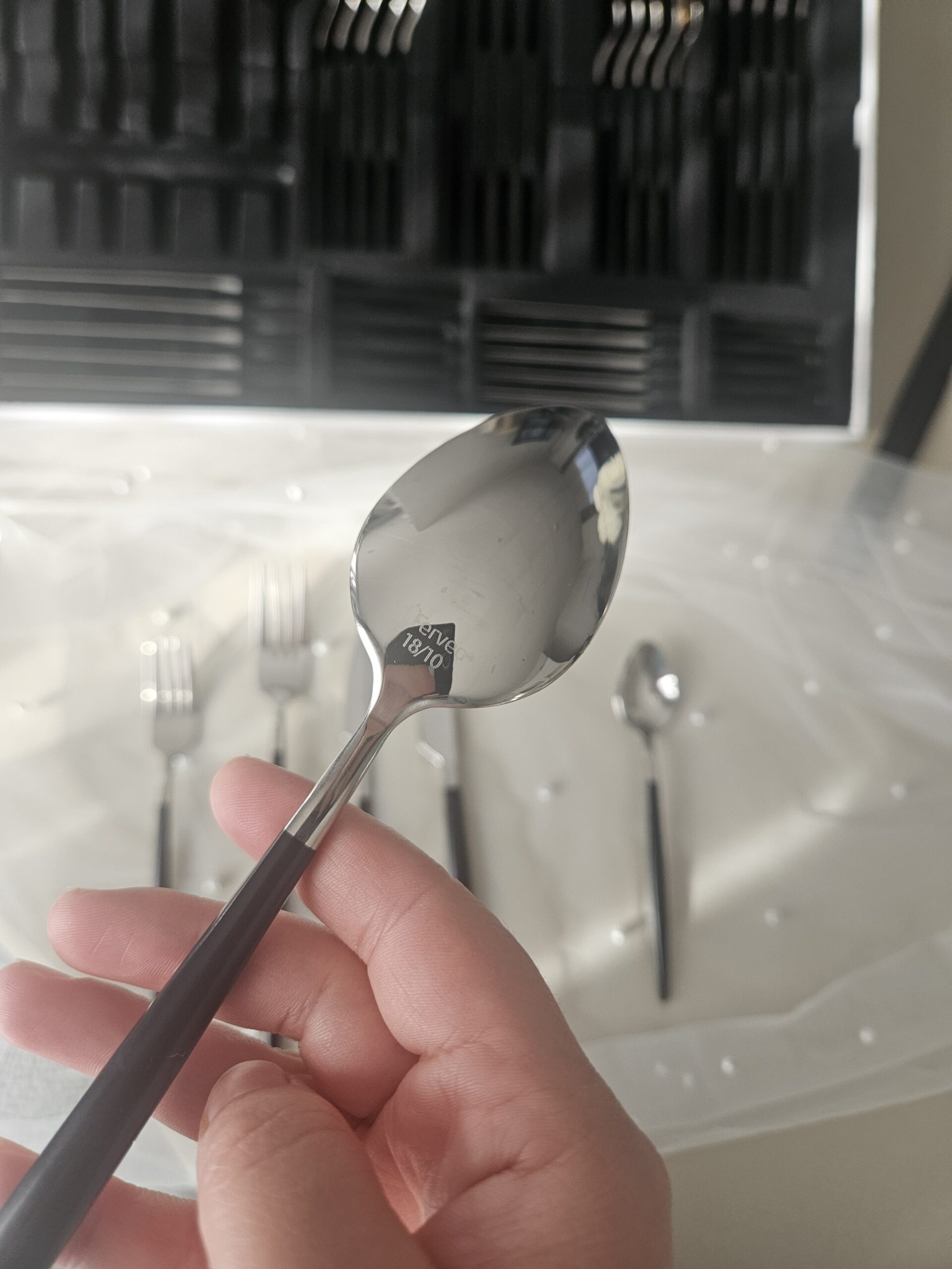 Coffret de couverts argentés manches nacrés effet opale noire (36 pièces - 6 personnes) – Image 3