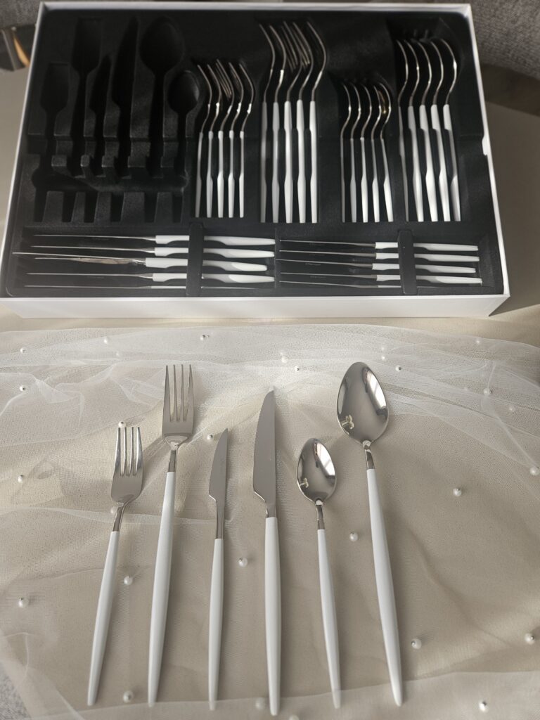 Coffret de couverts argentés manches nacrés effet opale blanche (36 pièces - 6 personnes)
