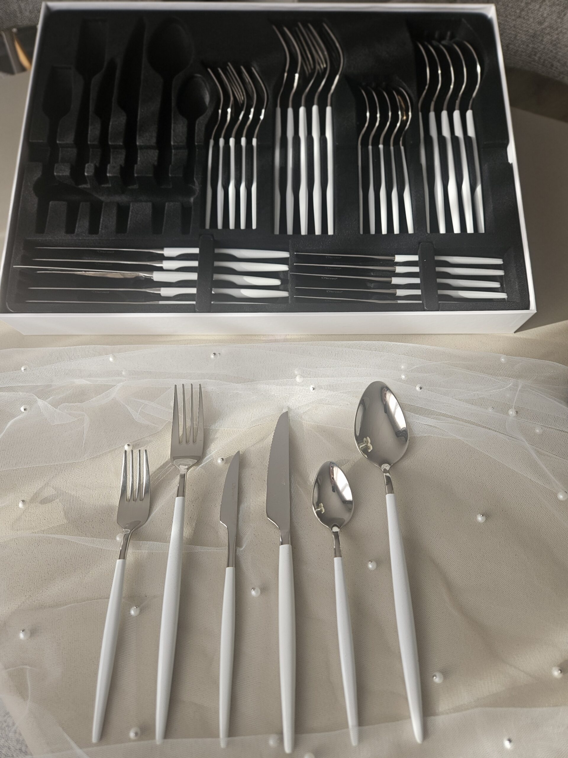 Coffret de couverts argentés manches nacrés effet opale blanche (36 pièces - 6 personnes)