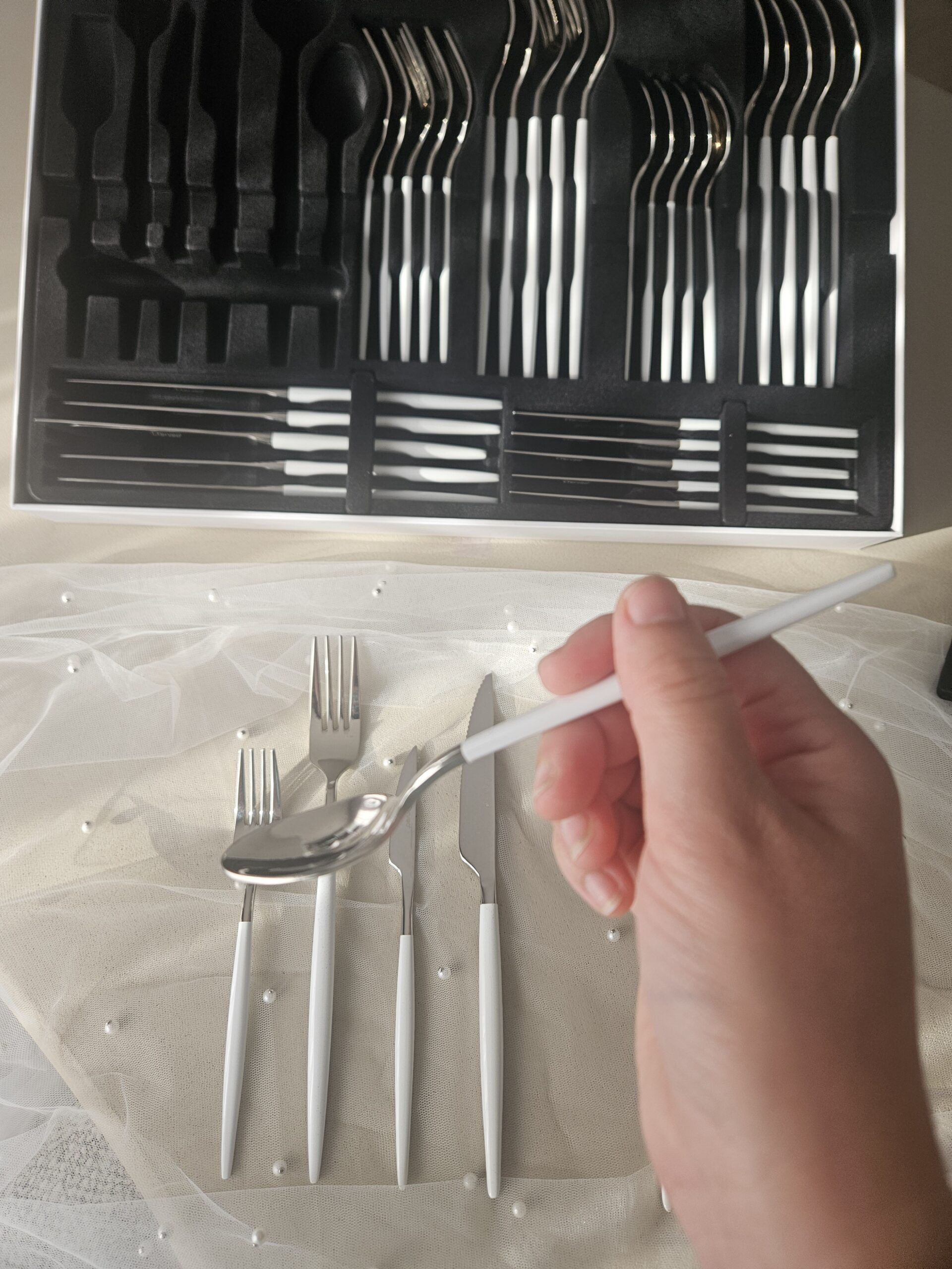 Coffret de couverts argentés manches nacrés effet opale blanche (36 pièces - 6 personnes) – Image 3