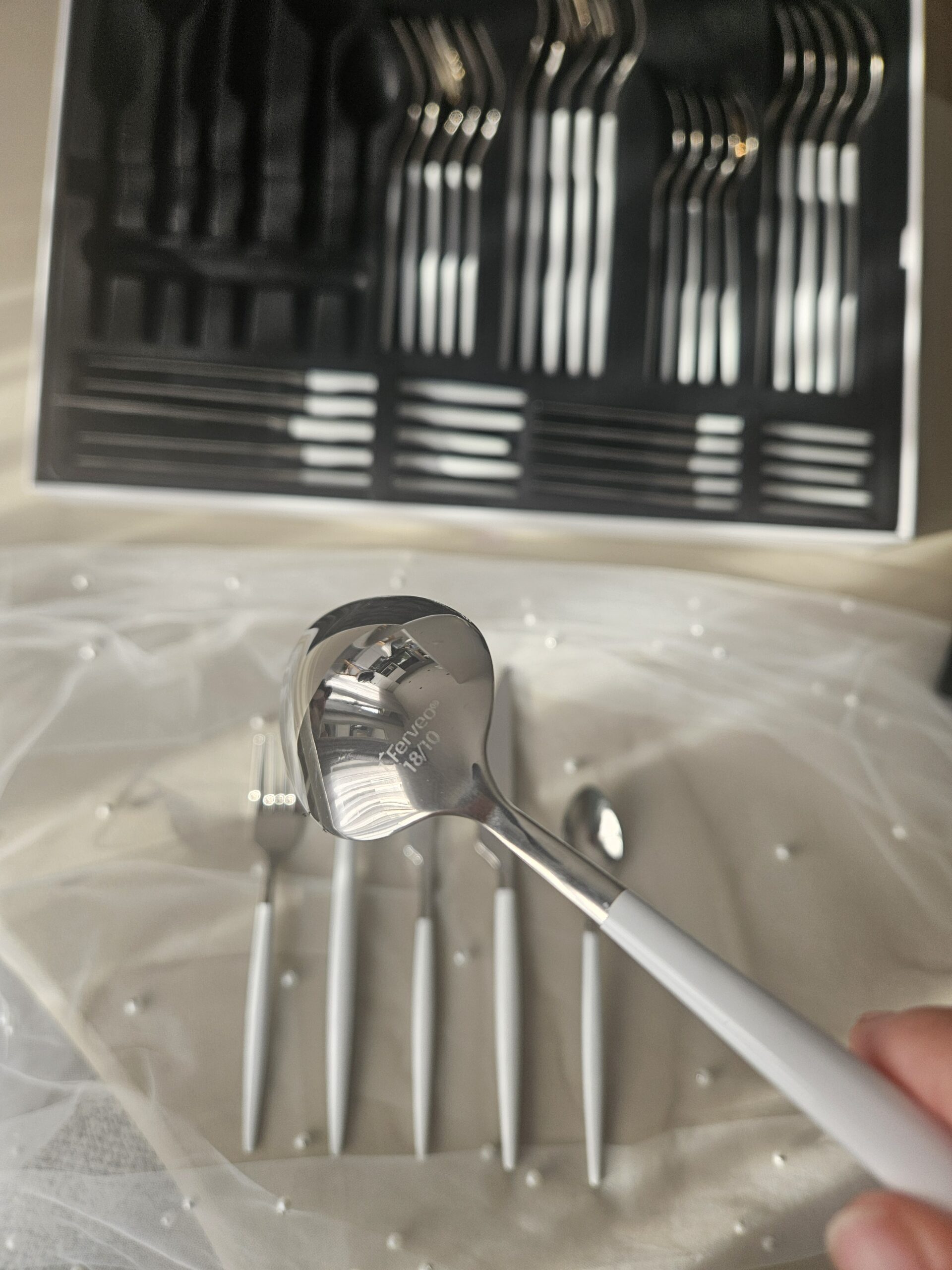 Coffret de couverts argentés manches nacrés effet opale blanche (36 pièces - 6 personnes) – Image 2