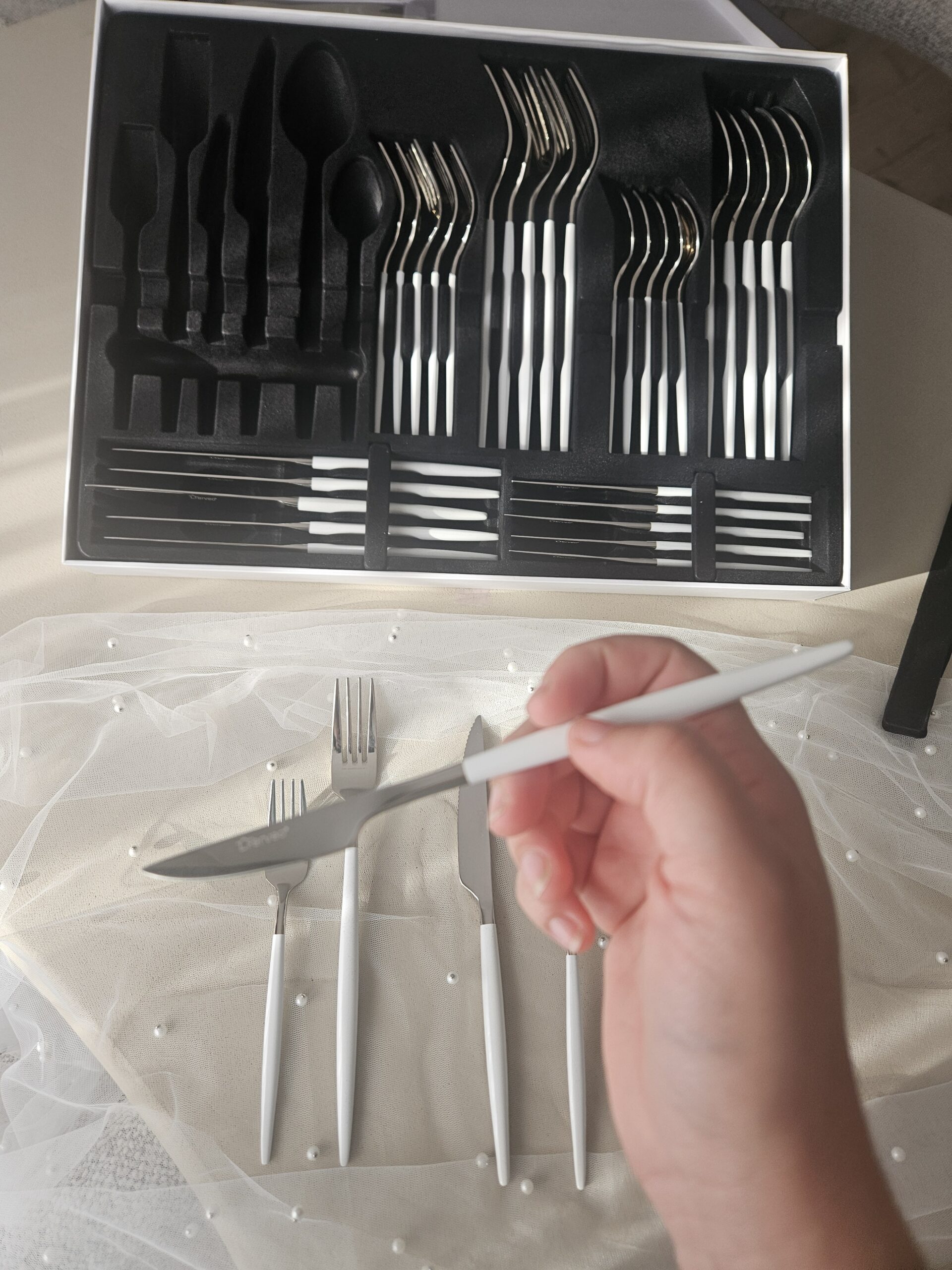 Coffret de couverts argentés manches nacrés effet opale blanche (36 pièces - 6 personnes) – Image 5