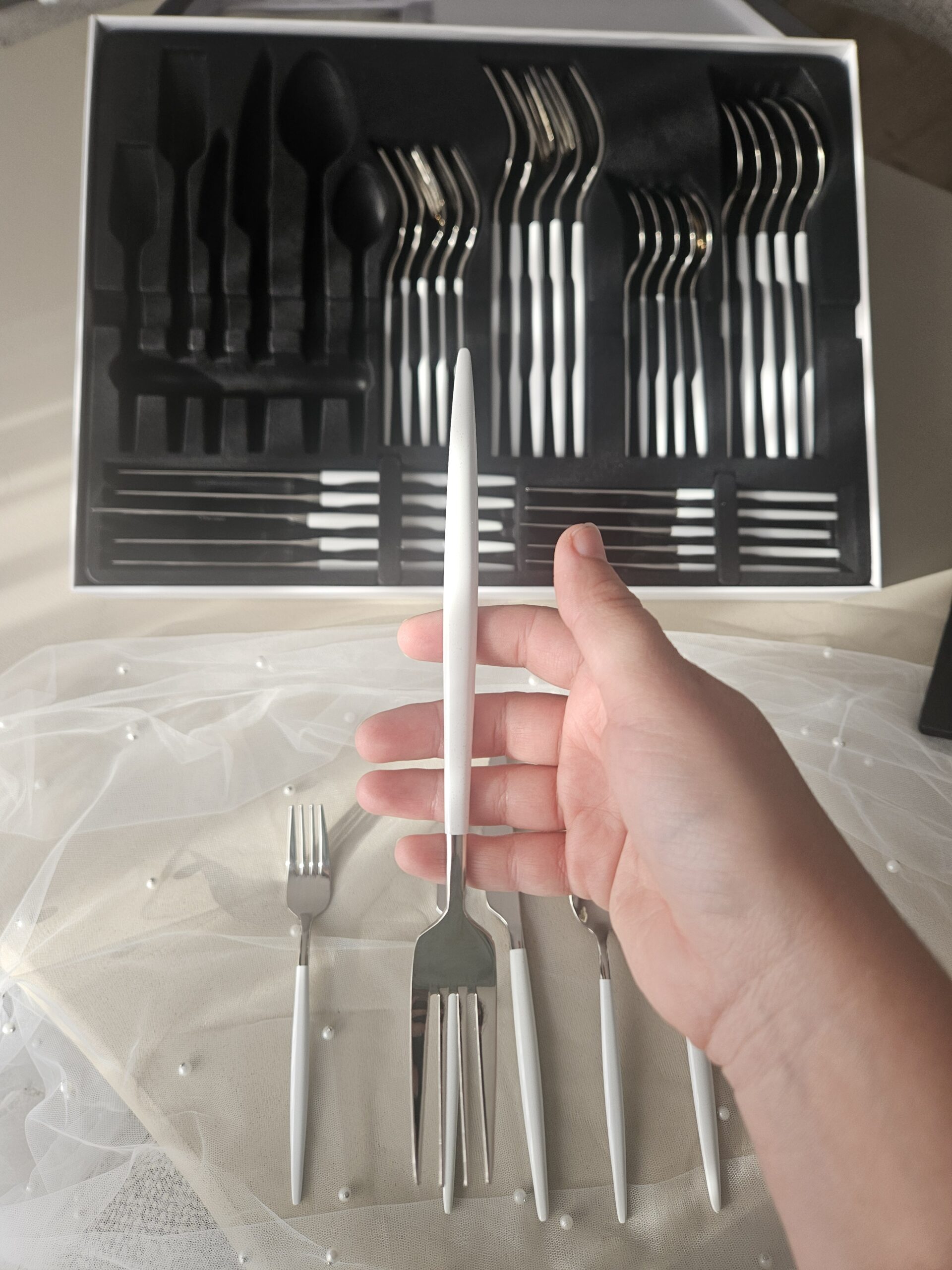 Coffret de couverts argentés manches nacrés effet opale blanche (36 pièces - 6 personnes) – Image 6