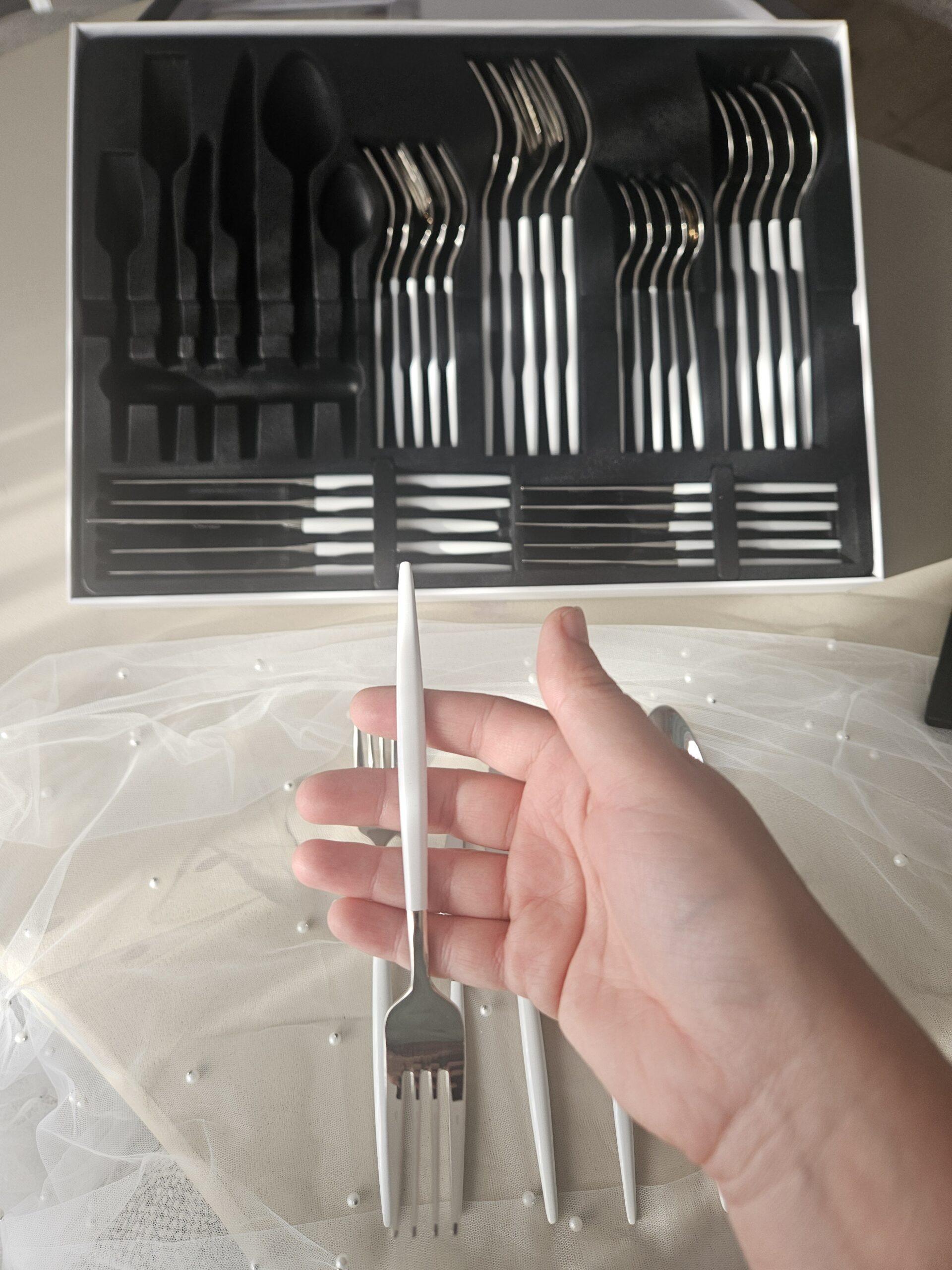 Coffret de couverts argentés manches nacrés effet opale blanche (36 pièces - 6 personnes) – Image 7